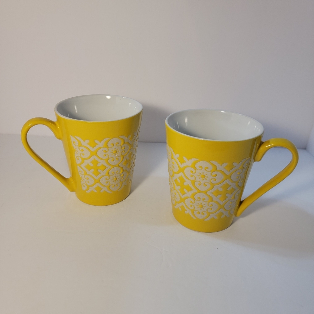 2 Gibson Home Yellow Raised‎ Relief Old Fashion White Lace Coffee Mug Cup
